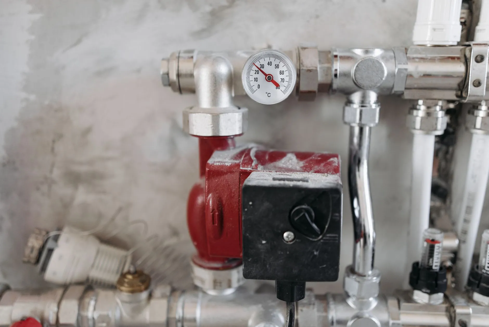 Heizungsrohre mit Druckanzeige, beim hydraulischen Abgleich wird die Wasserverteilung im Heizsystem eingestellt
