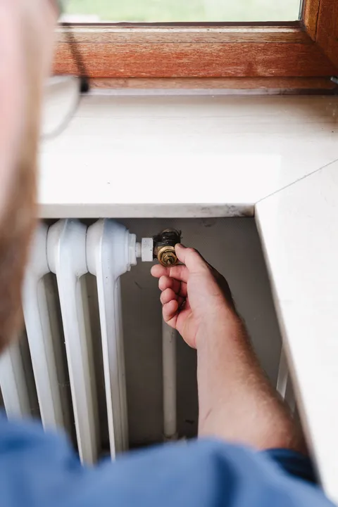 Detailaufnahme eines Heizkörper-Thermostatventils, hier wird beim hydraulischen Abgleich die Durchflussmenge voreingestellt